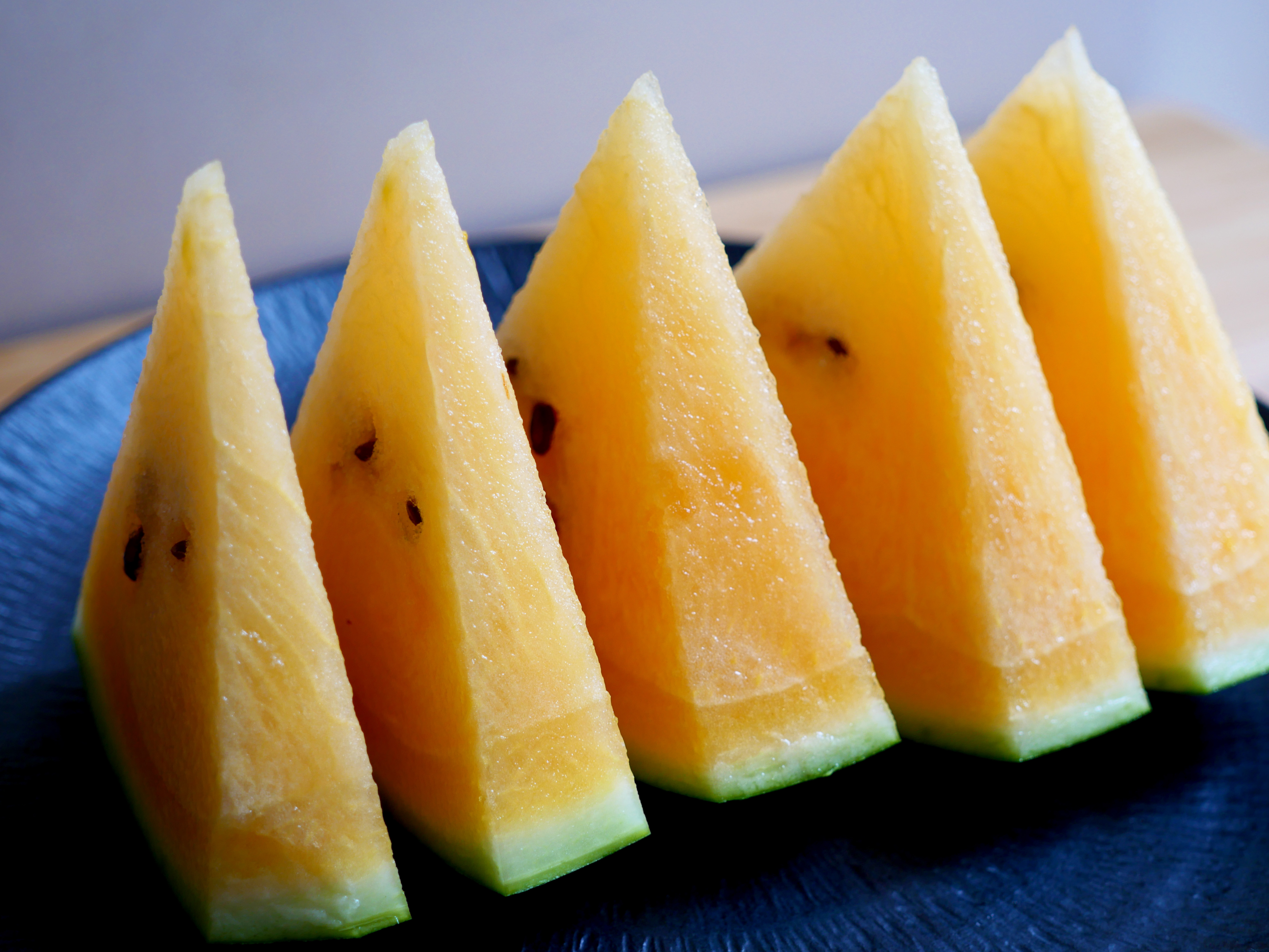 金色羅皇 黄色い果肉のスイカ断面