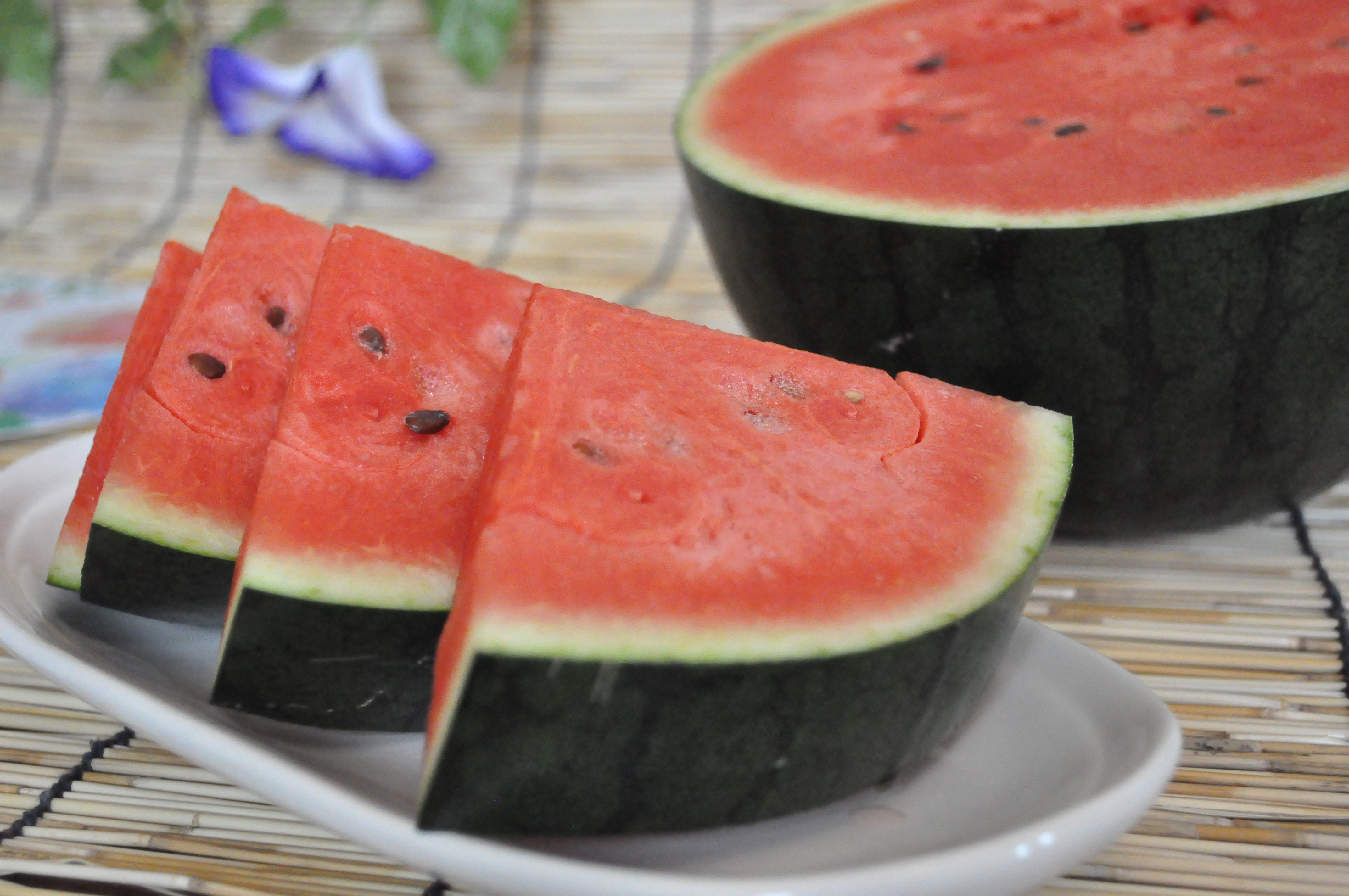 黒小玉スイカの断面と外観